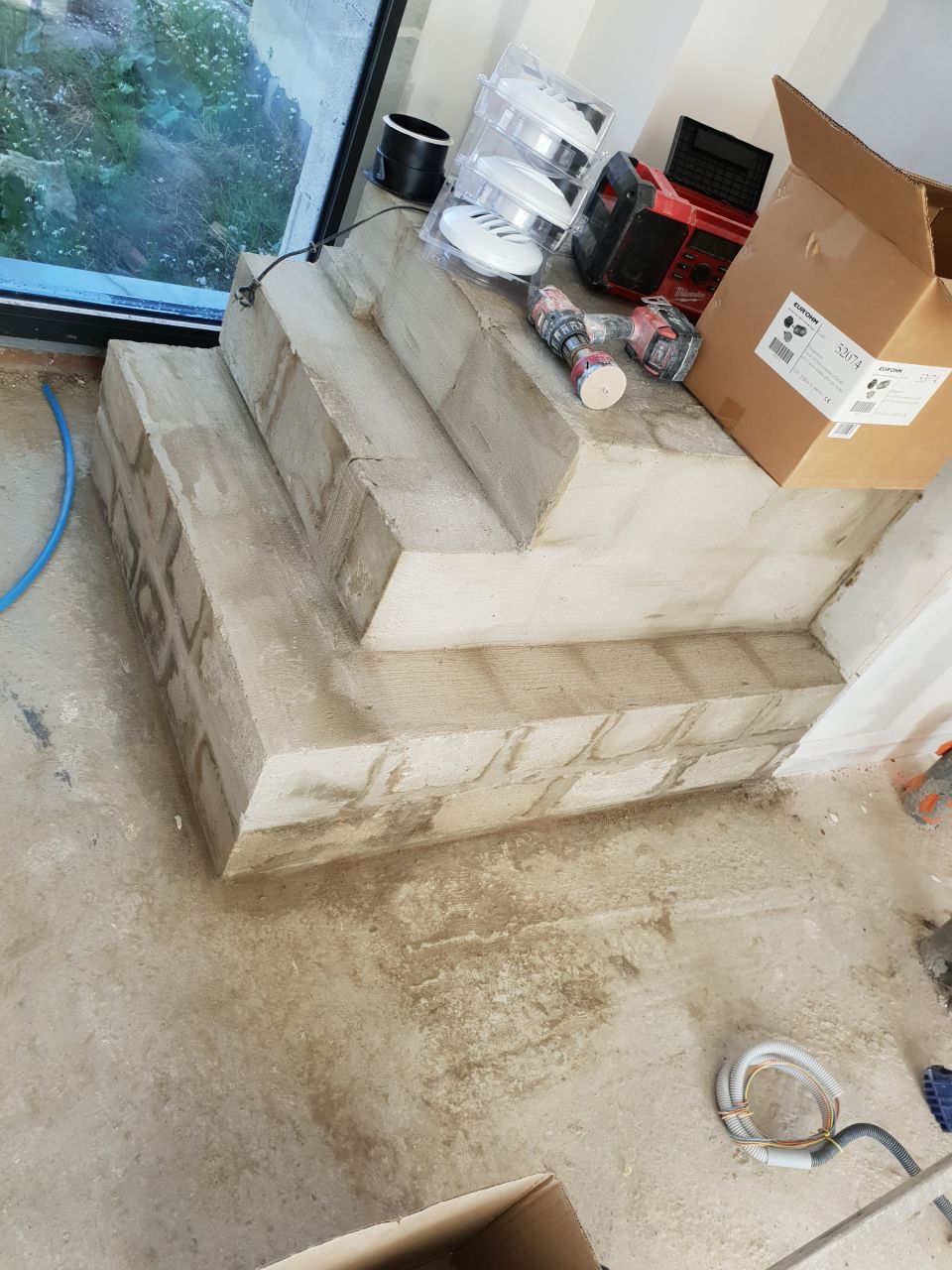 Socle béton et palier, la suite sera en métal blanc