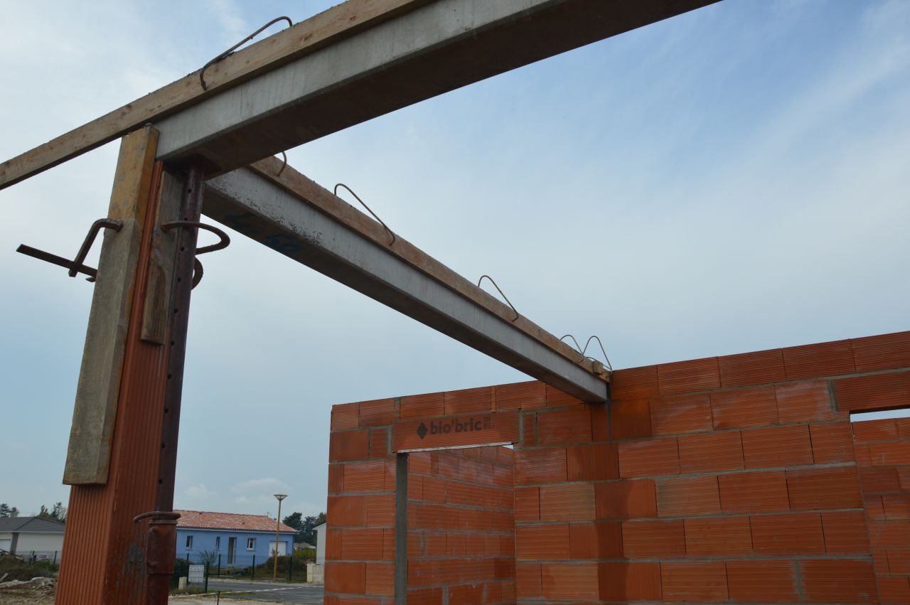 poutres en béton armée et poteau en brique pour l'avancée de toiture.
