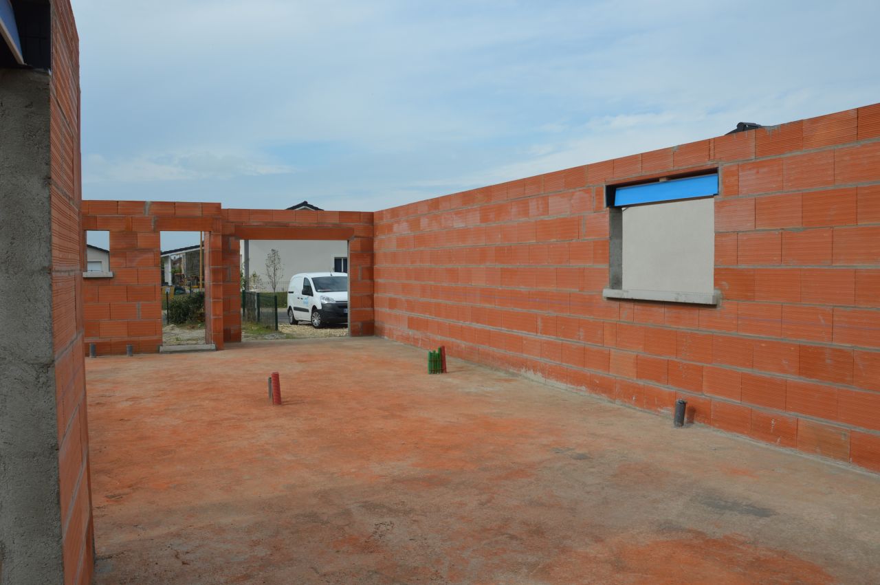 fenêtre cuisine, porte garage et porte d'entrée