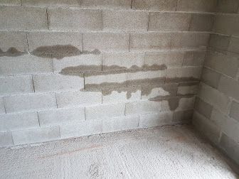 mur impregne d eau.