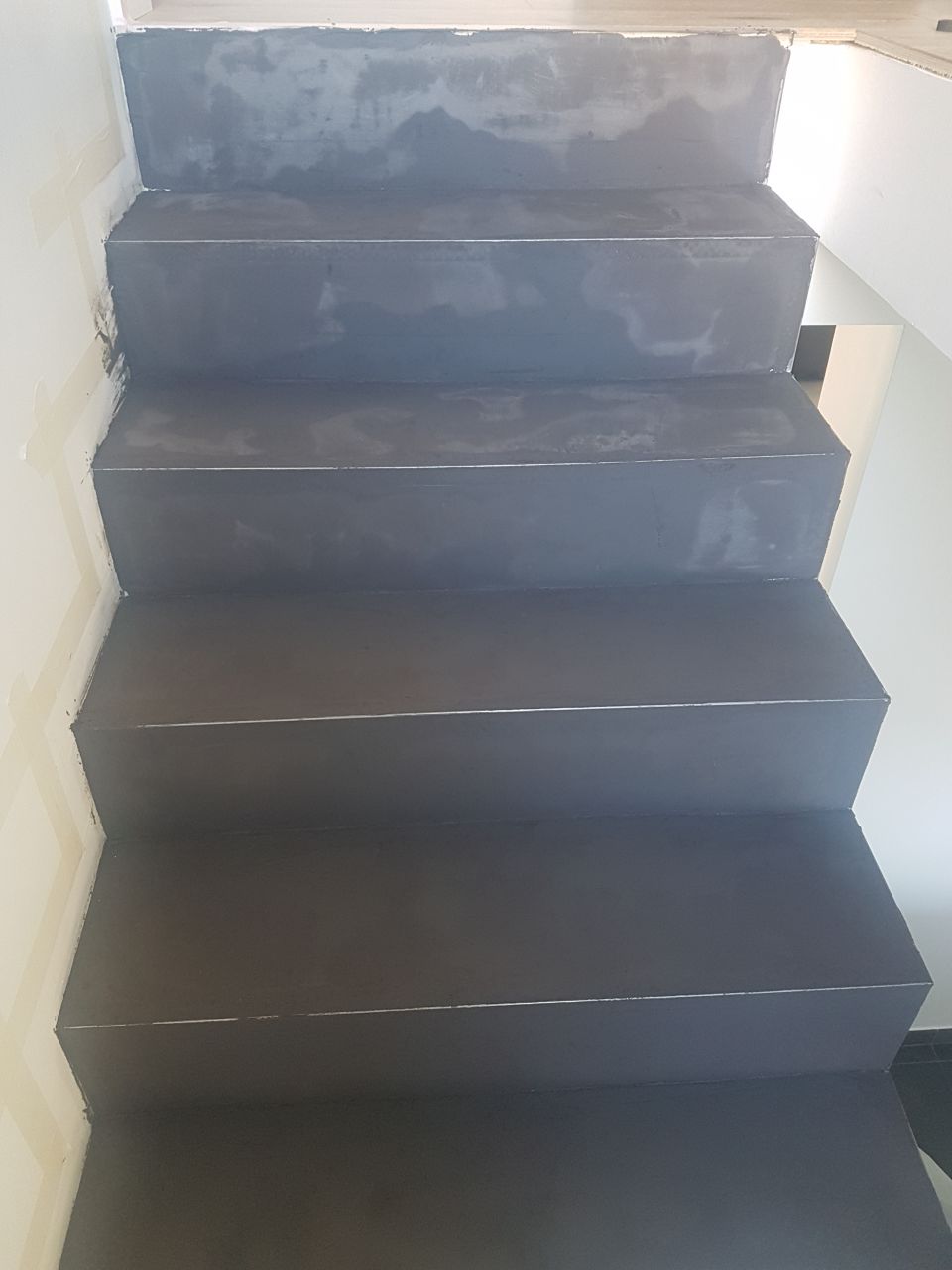 1ère couche de béton ciré appliquée