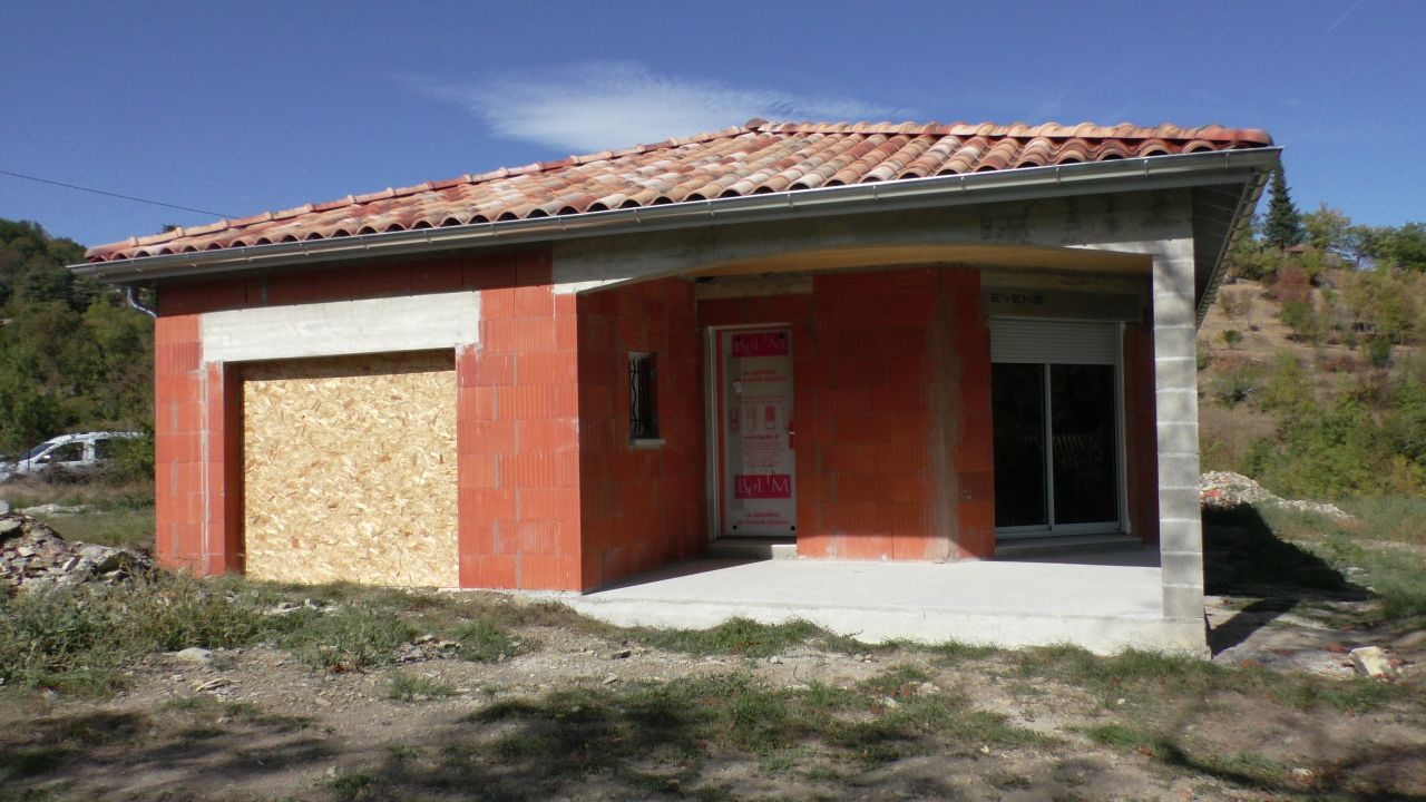 Le rendu de l'extrieur, la porte de garage manquante a t remplace par des panneaux.