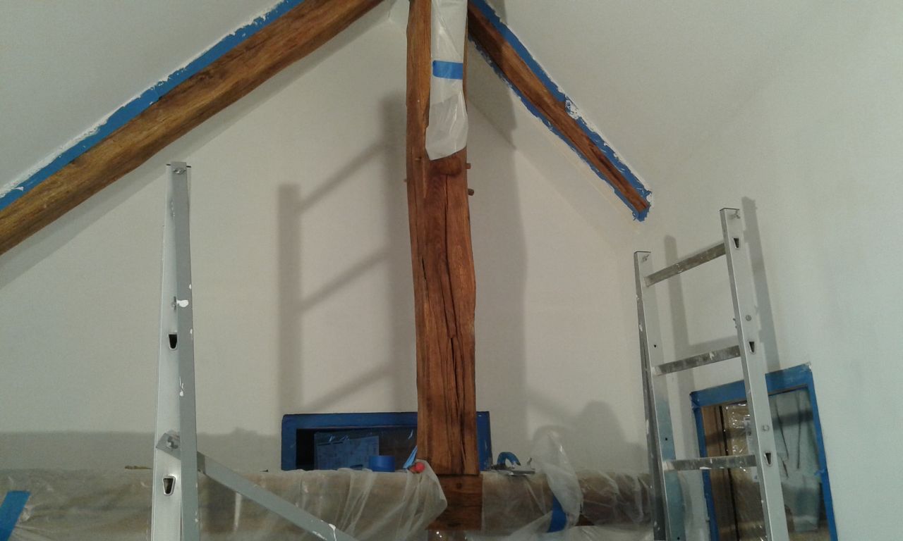 Enduit terminé dans la 1ère chambre. Sous couche mise