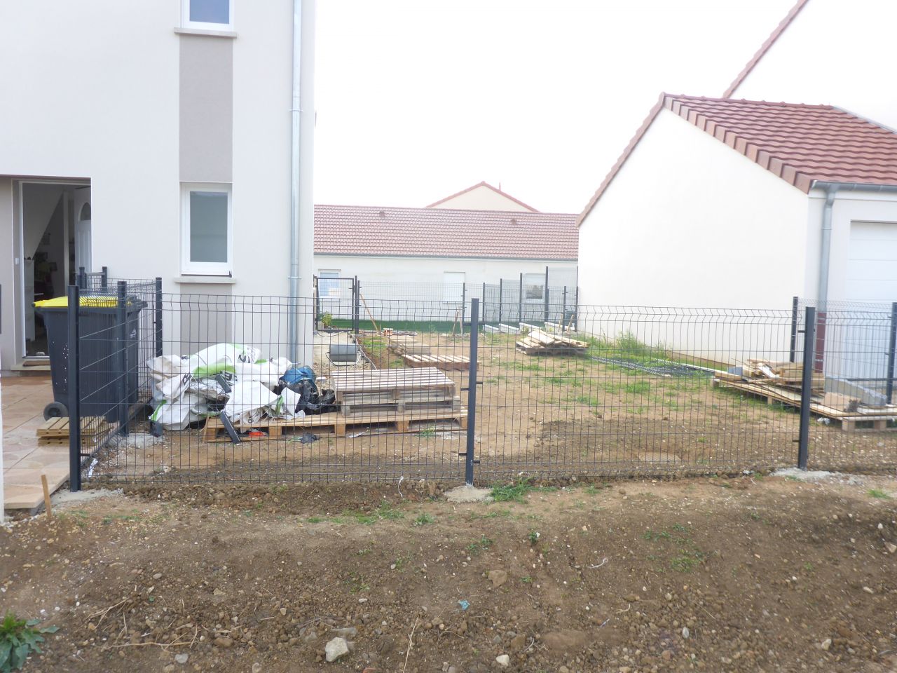 Pose du grillage sur la partie avant du jardin, nos voisins à l'arrière s'occupant de grillager