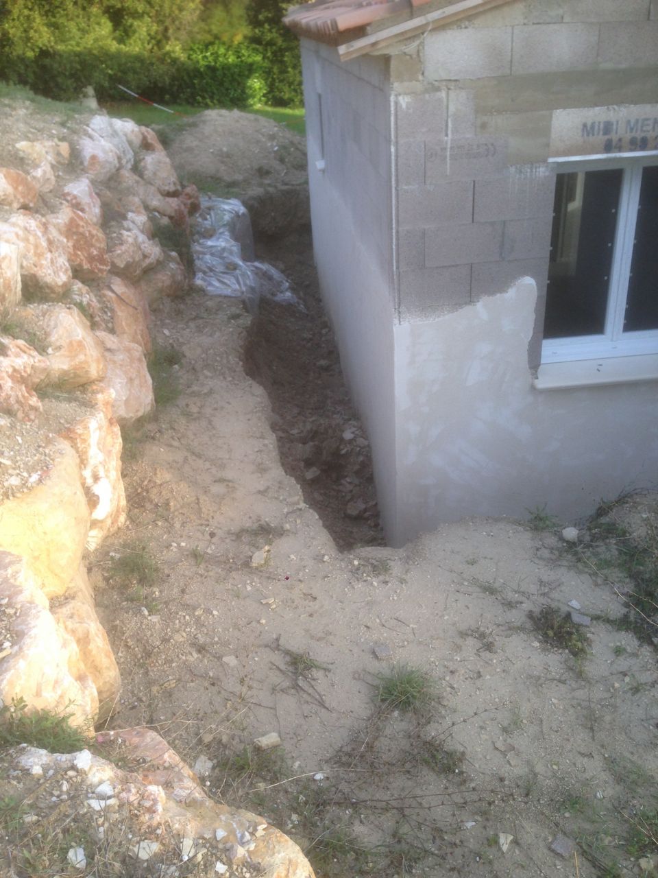 Crépis (arrière de la maison) pour pose de l?étanchéité.