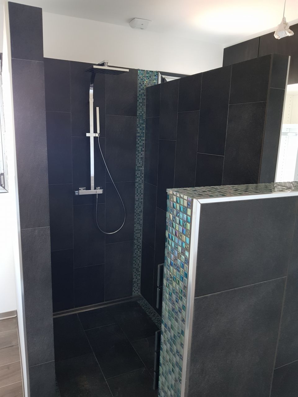 Salle de bain avec robinetterie