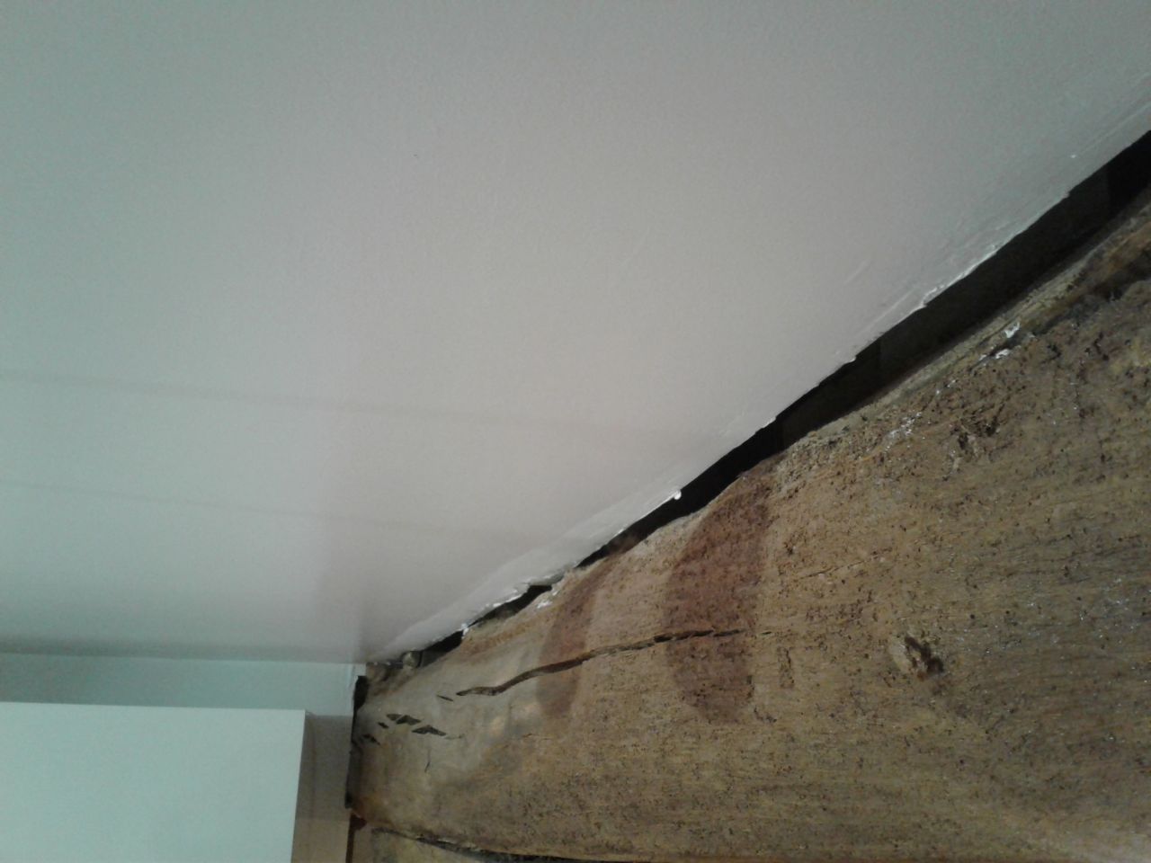 Jonction poutre placo plafond