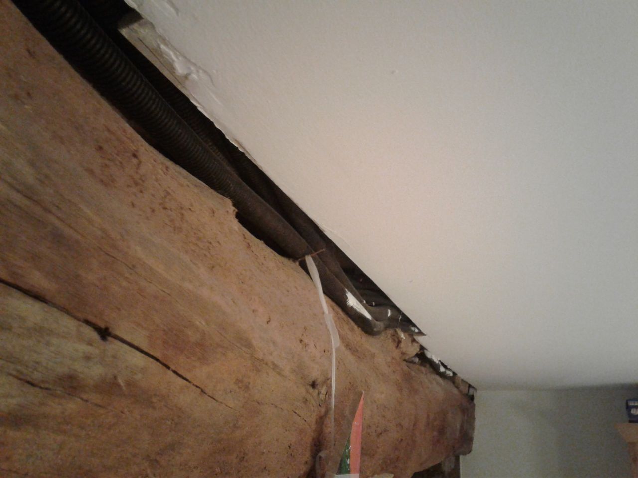 Jonction poutre placo plafond