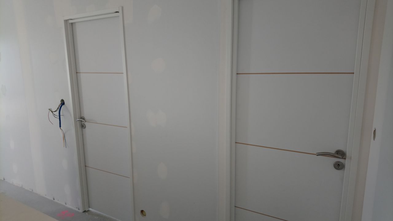 deux portes de chambre, vous dormirez où ? à gauche ou à droite ?