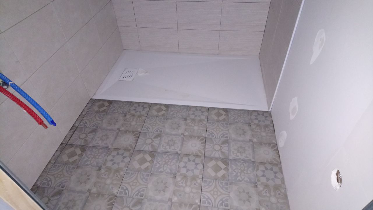 receveur et faïence salle d'eau RDC