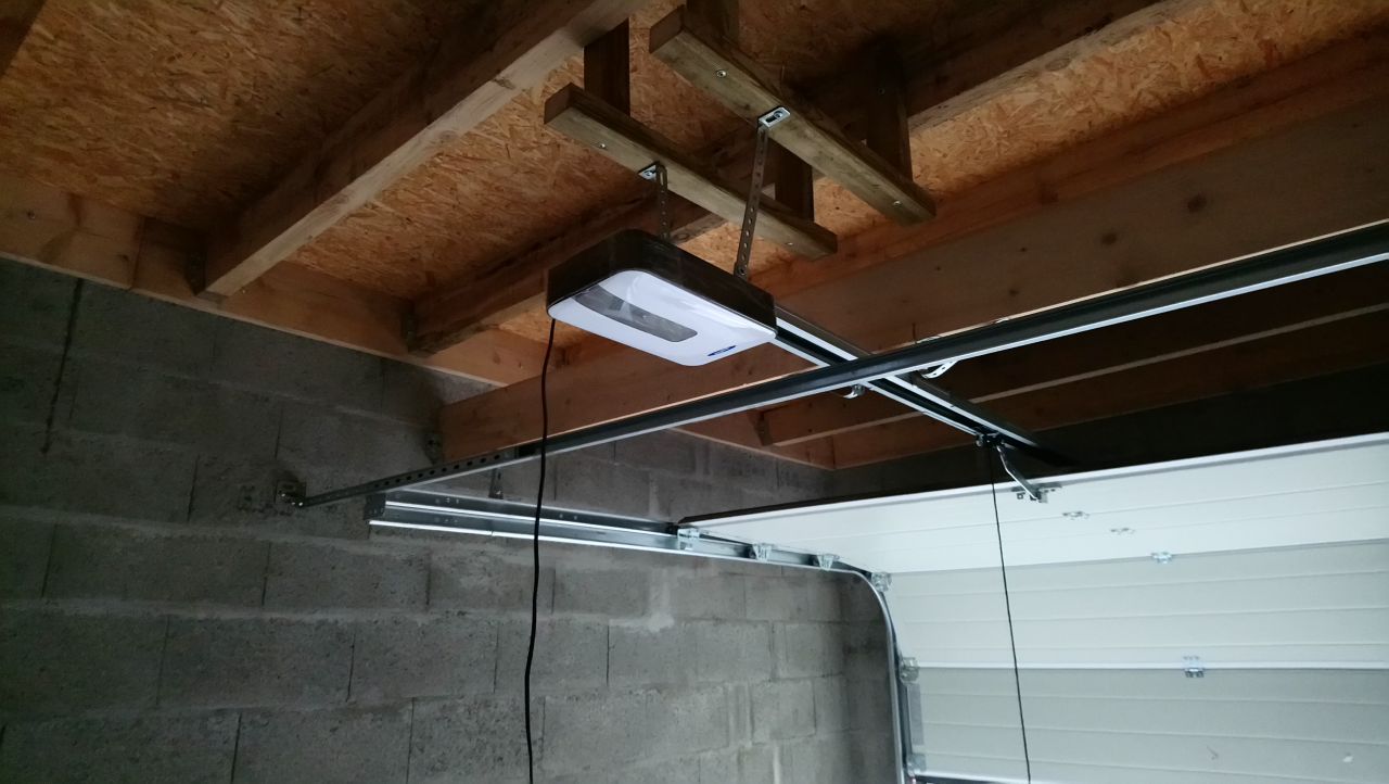 moteur électrique de la porte du garage