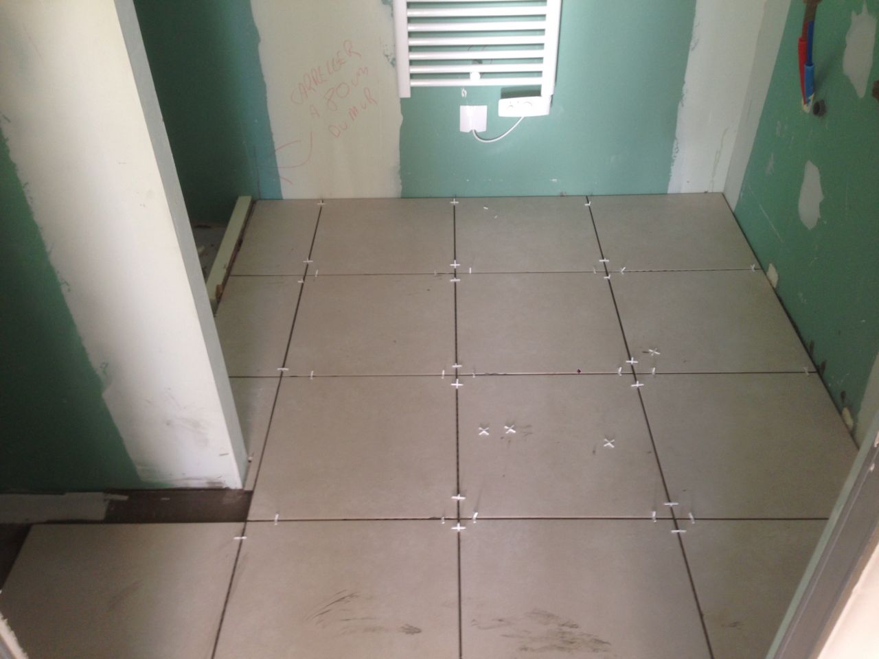 Carrelage salle d'eau des enfants.