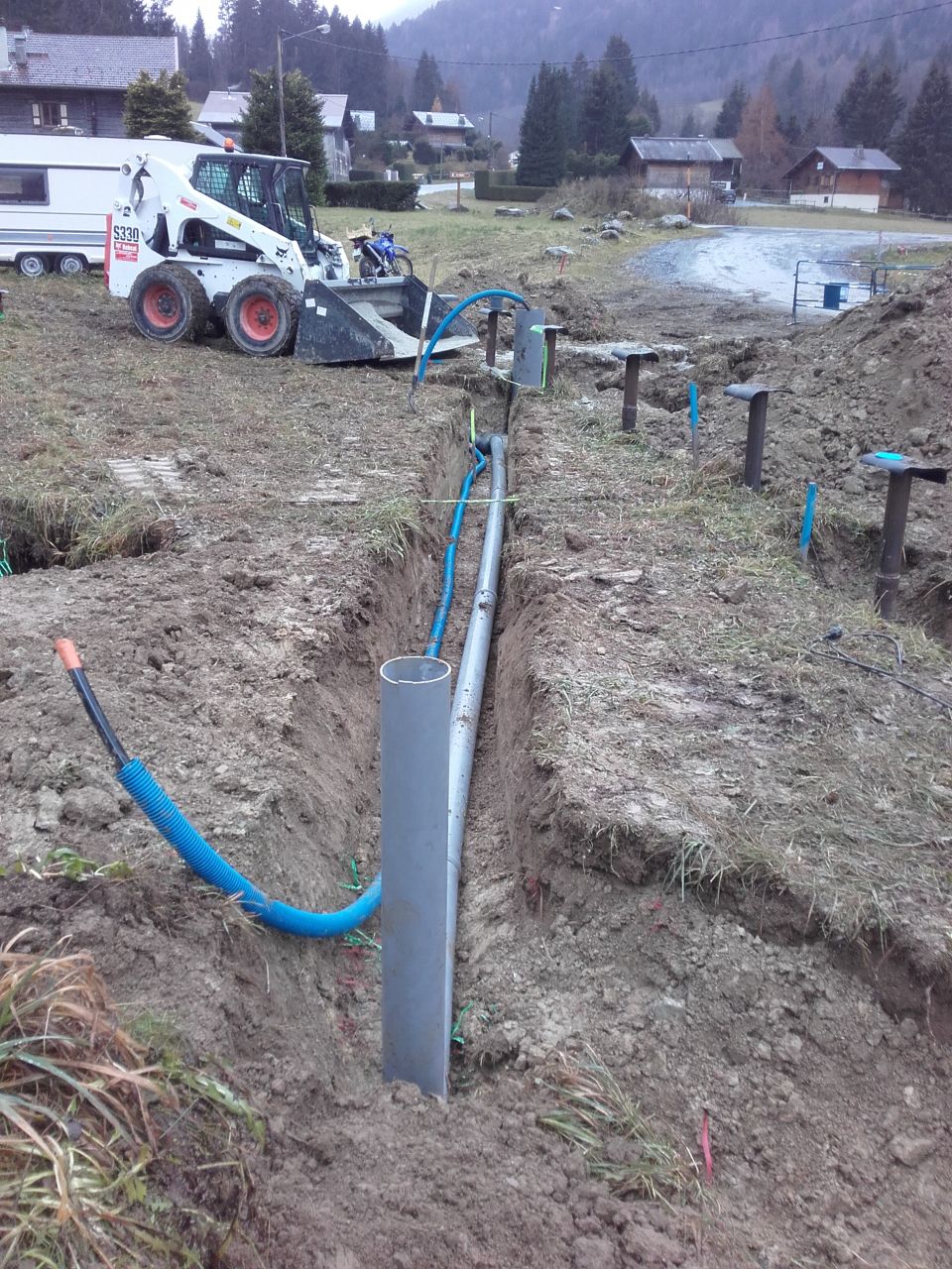 Les EU et le PET 32mm eau potable de la zone garage.