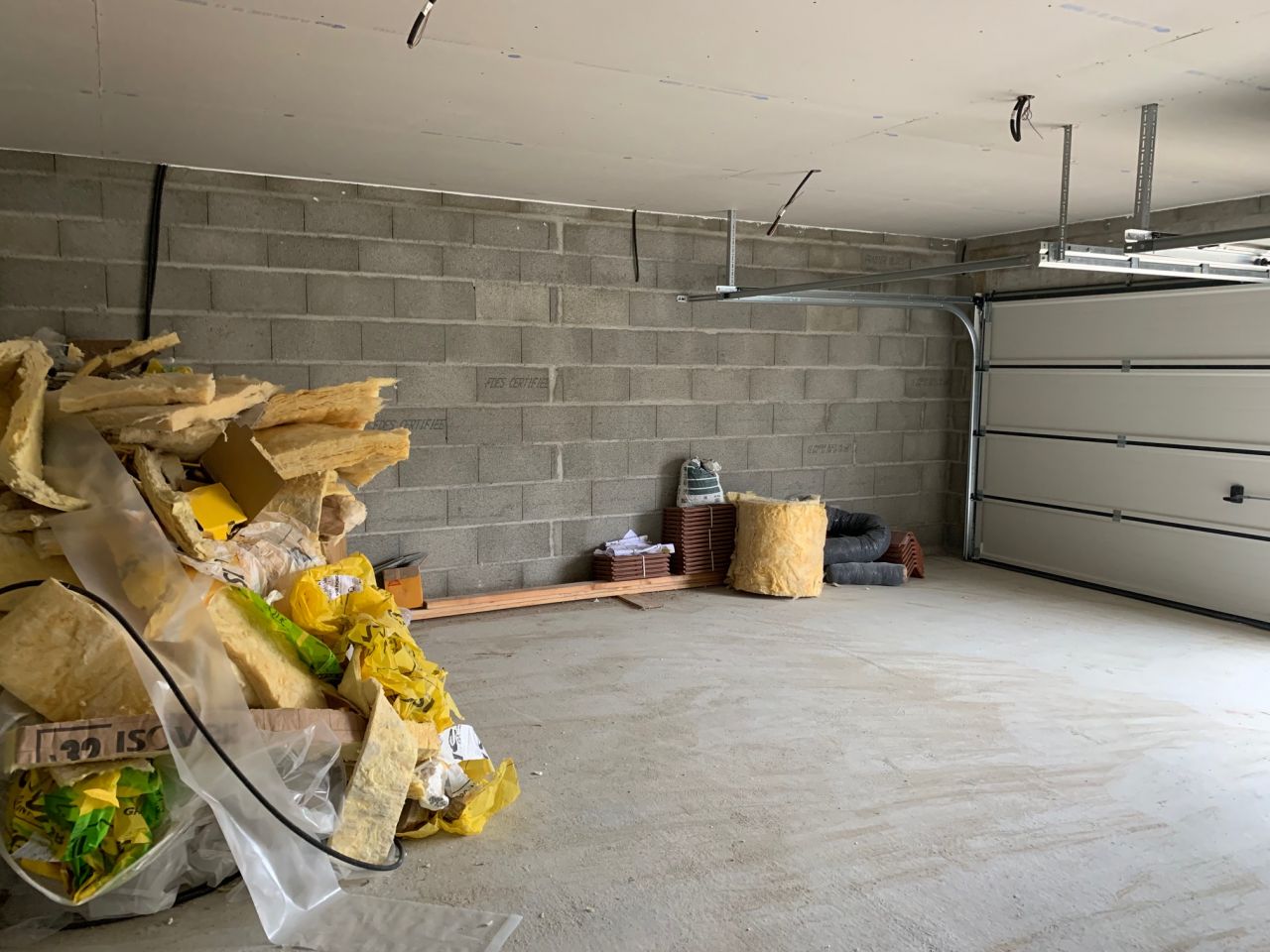 Le garage avec son plafond