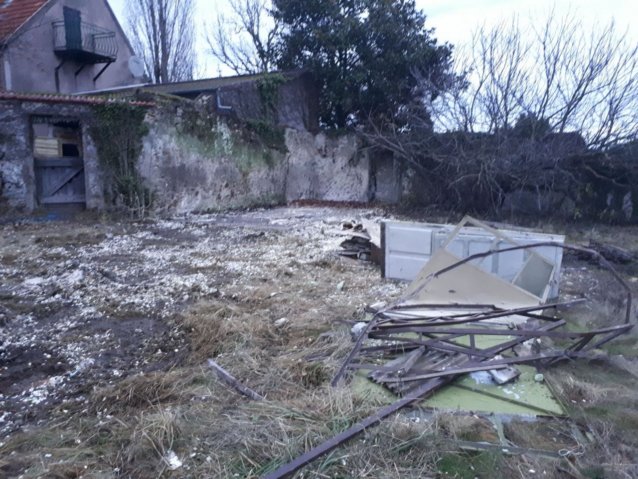 Abri de jardin dmoli, il ne reste plus que la dalle  terminer au marteau-piqueur