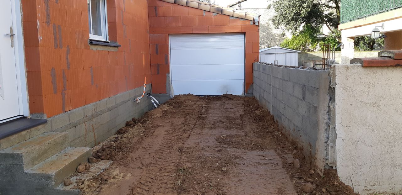Entrée remblayée jusqu'au garage