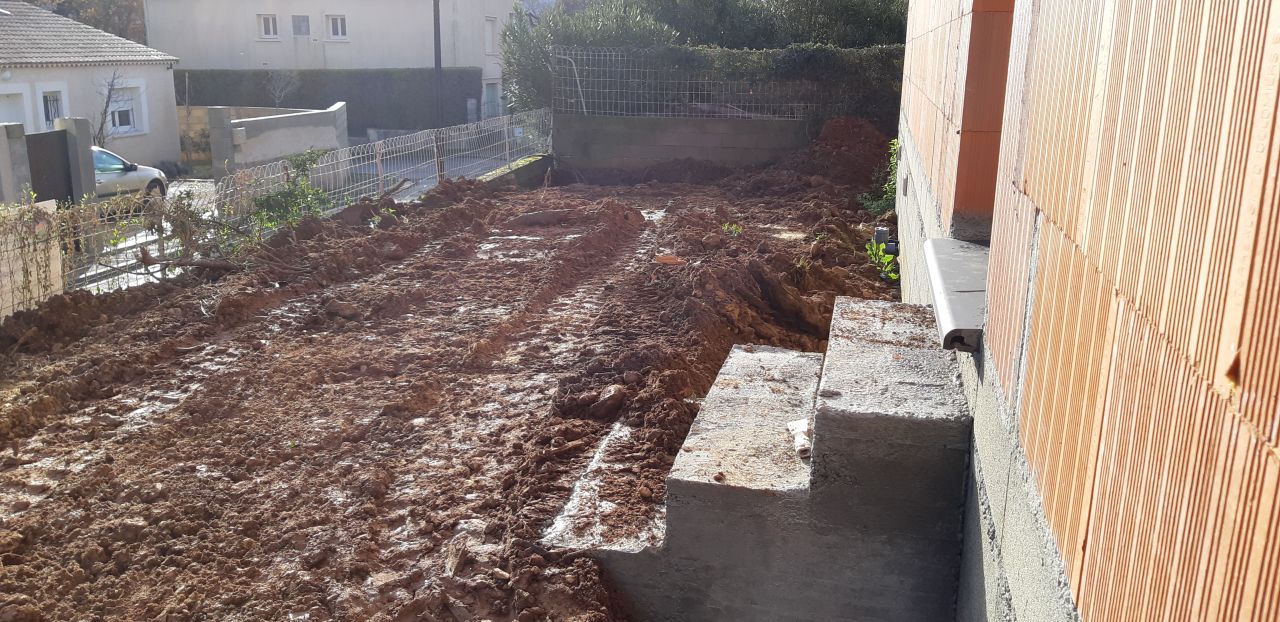 Côté Est de la maison remblayé (sauf le trou au fond pour futur raccordement eau potable et évacuation)
