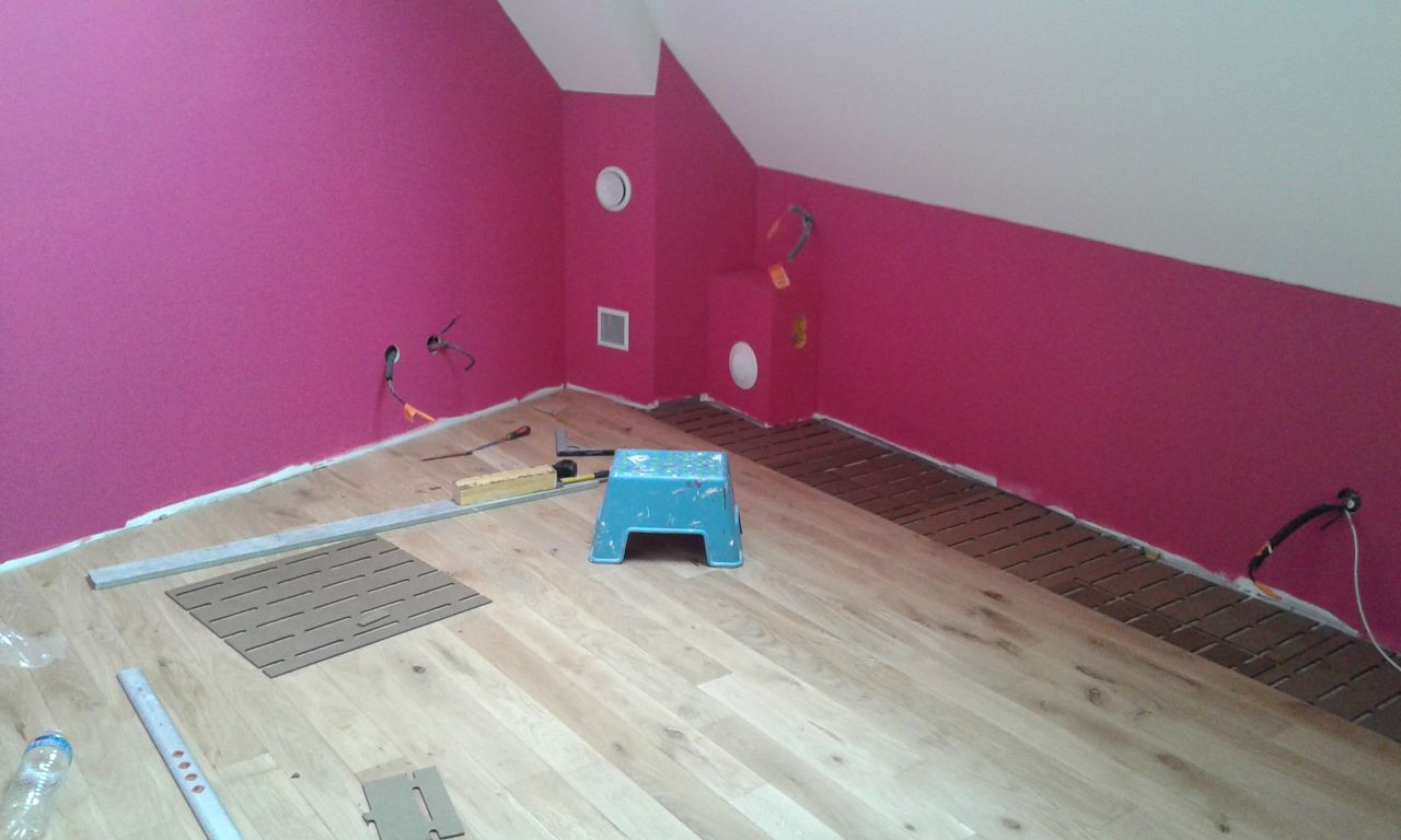 Pose du parquet massif collé.