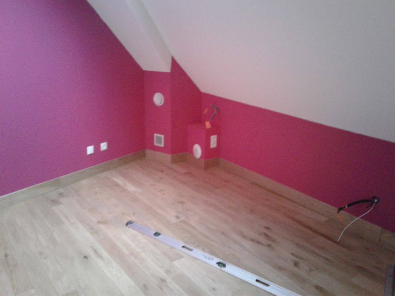 Pose du parquet massif collé.