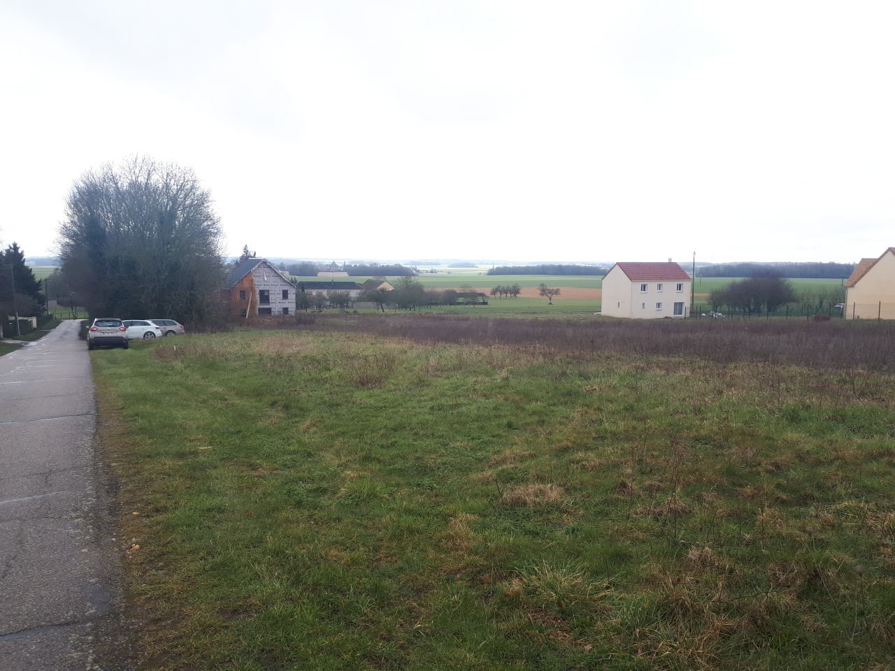 Coup de foudre pour ce terrain avec une vue sympa. les ides de positionnement me viennent tout de suite en tete. c'est le bon terrain 