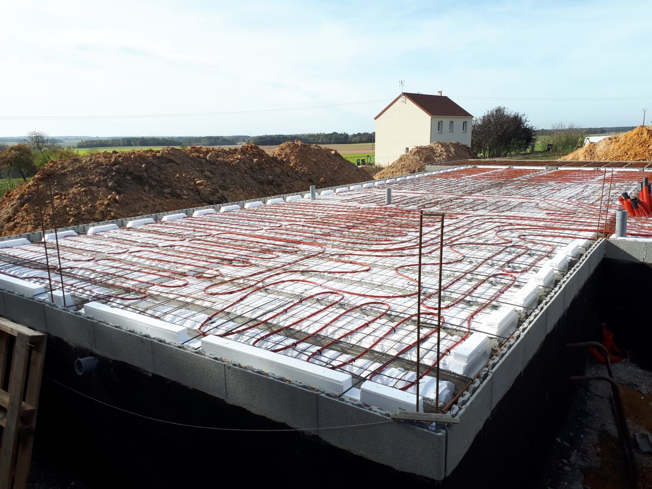 Le plombier est venu poser le circuit du plancher chauffant qui sera coul dans la dalle. travail toujours nickel pour l'instant satisfait, pourvu que a dure.