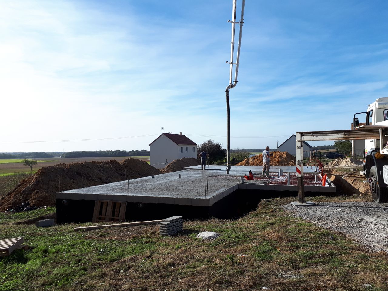 les maons sont  pied d'oeuvre et le beau temps est l pour une fin de mois d'octobre. 3 camions sont ncessaires pour le bton. Sacr travail que de lisser le bton sur toute la surface.