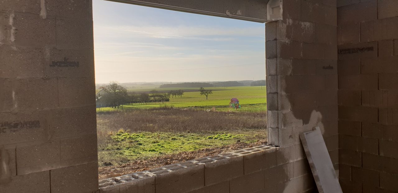 vue d'une des fentres de mon salon, la particularit de celle-ci c'est qu'elle ne s'ouvre pas et qu'elle fait 2M de large. a va tre sympa.