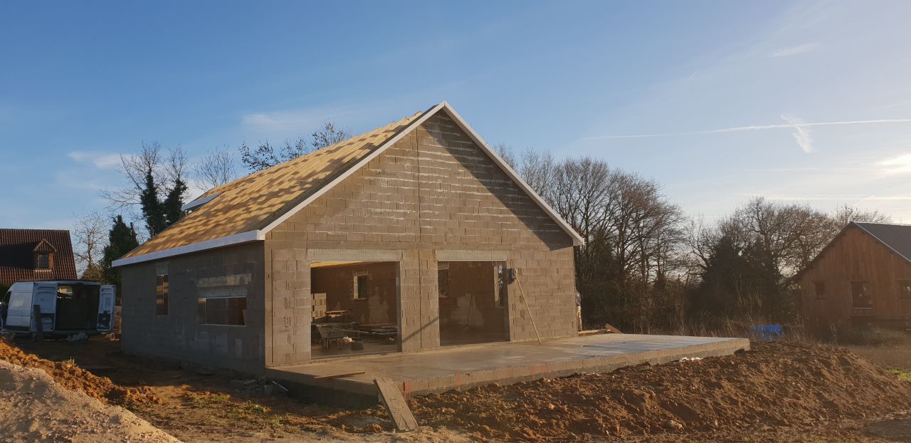 autre ct de la maison avec la charpente finie