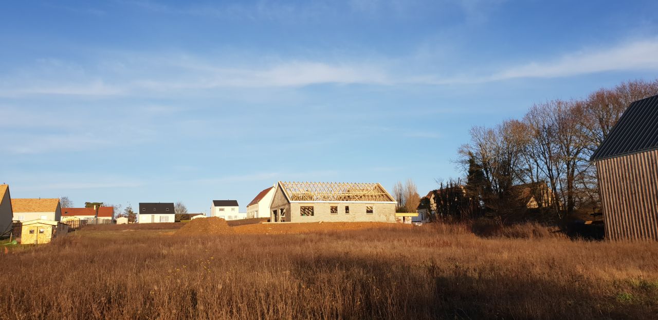 photo de loin de la charpente finie. c'est sympa une maison de plain pied