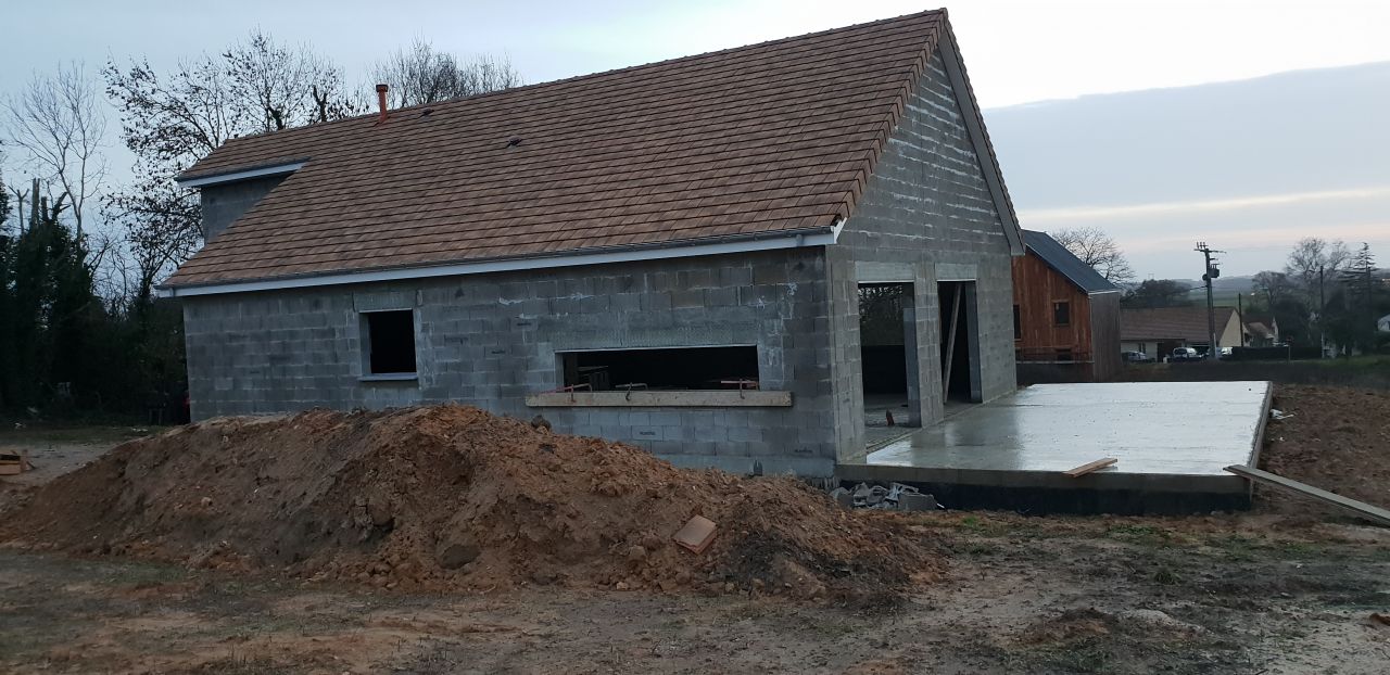 autre vue, fin de la pose des tuiles. respect du timing pour l'instant. la maison est couverte avant les 1re neiges, je suis rassur.