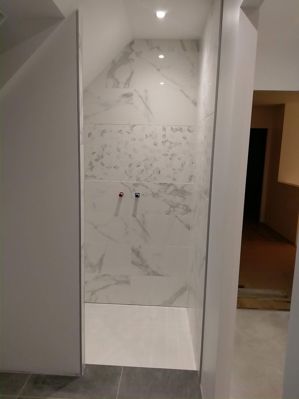 Carrelage douche de la salle d'eau terminé
