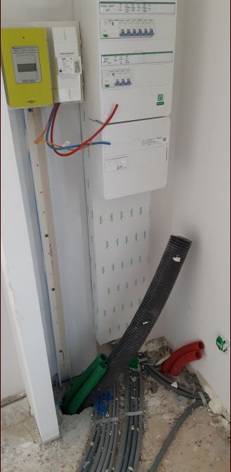 Les gaines arrivent dans l'entrée ... sous le compteur électrique (comme prévu)