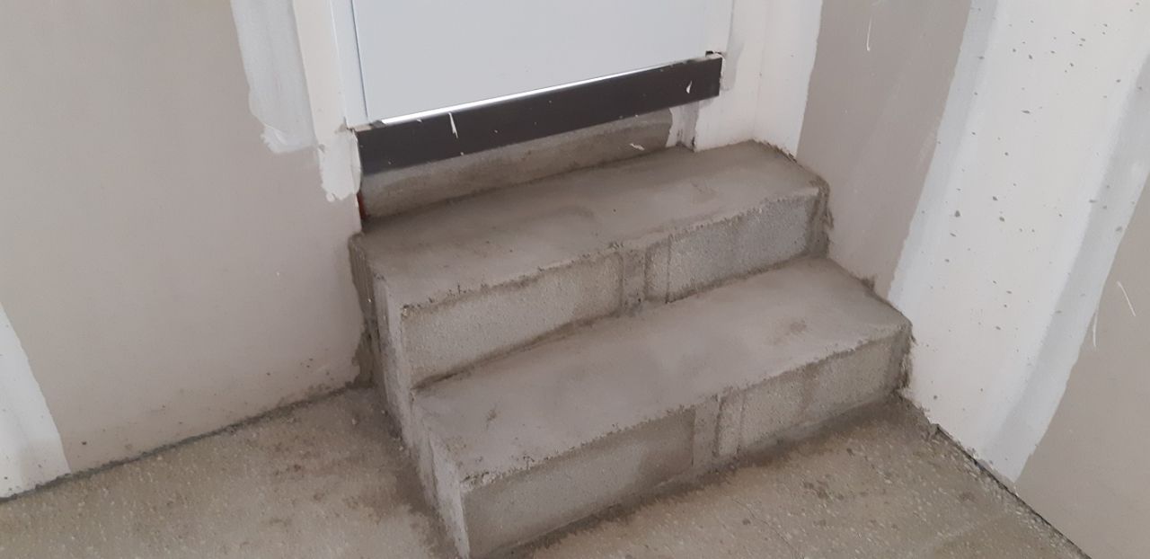 Les marches du garage vers la future terrasse
