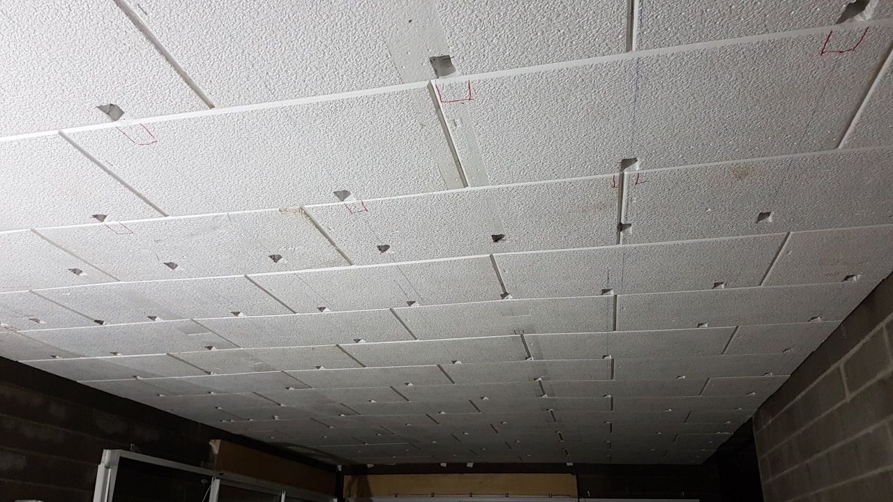On ralise la structure mtal du plafond et l'elec en attendant que l'tanchit extrieure soit ralise.