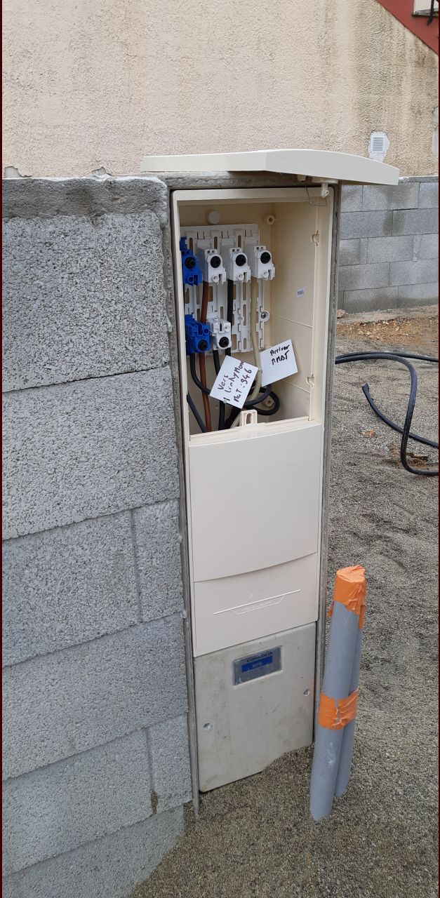 Pose du compteur électrique dans son sarcophage béton