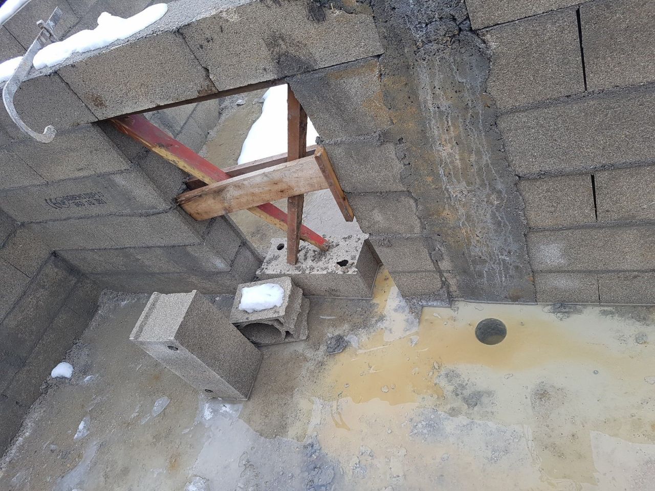 carottage pour Test béton à côté d'un poteau central