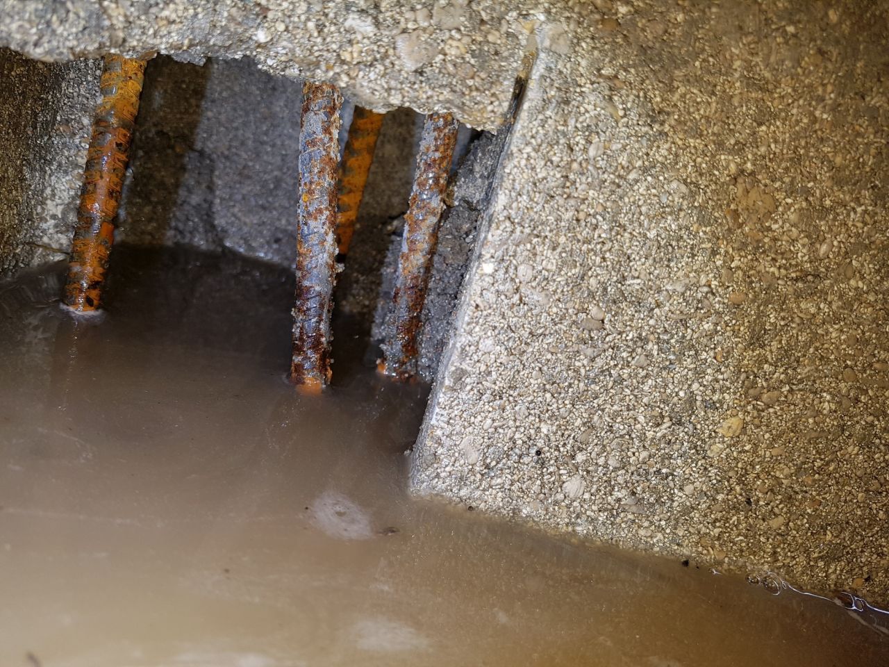 Trou pour purger les chaînages verticaux