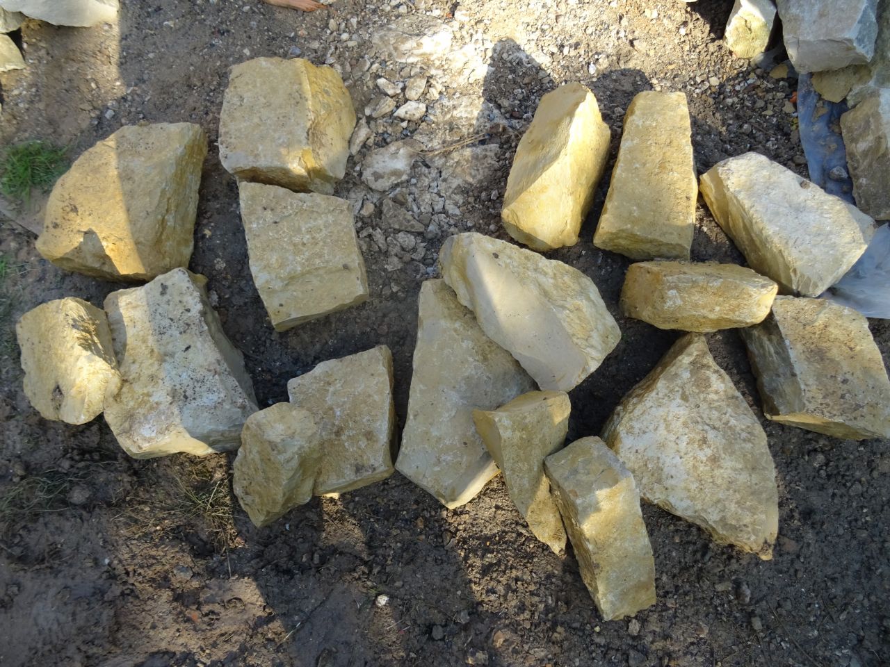 17 pierres remontées, heureusement qu'elles n'étaient pas toutes grosses...
<br />
Difficile de les sortir de la terre argileuse quand elles y étaient bien engluées.