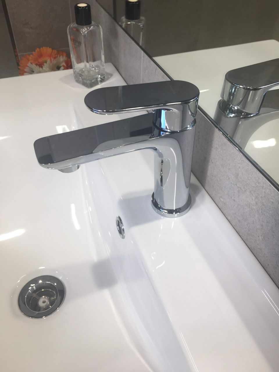 Mitigeurs pour les deux meubles de salles de bain et les deux lave-mains des WC.