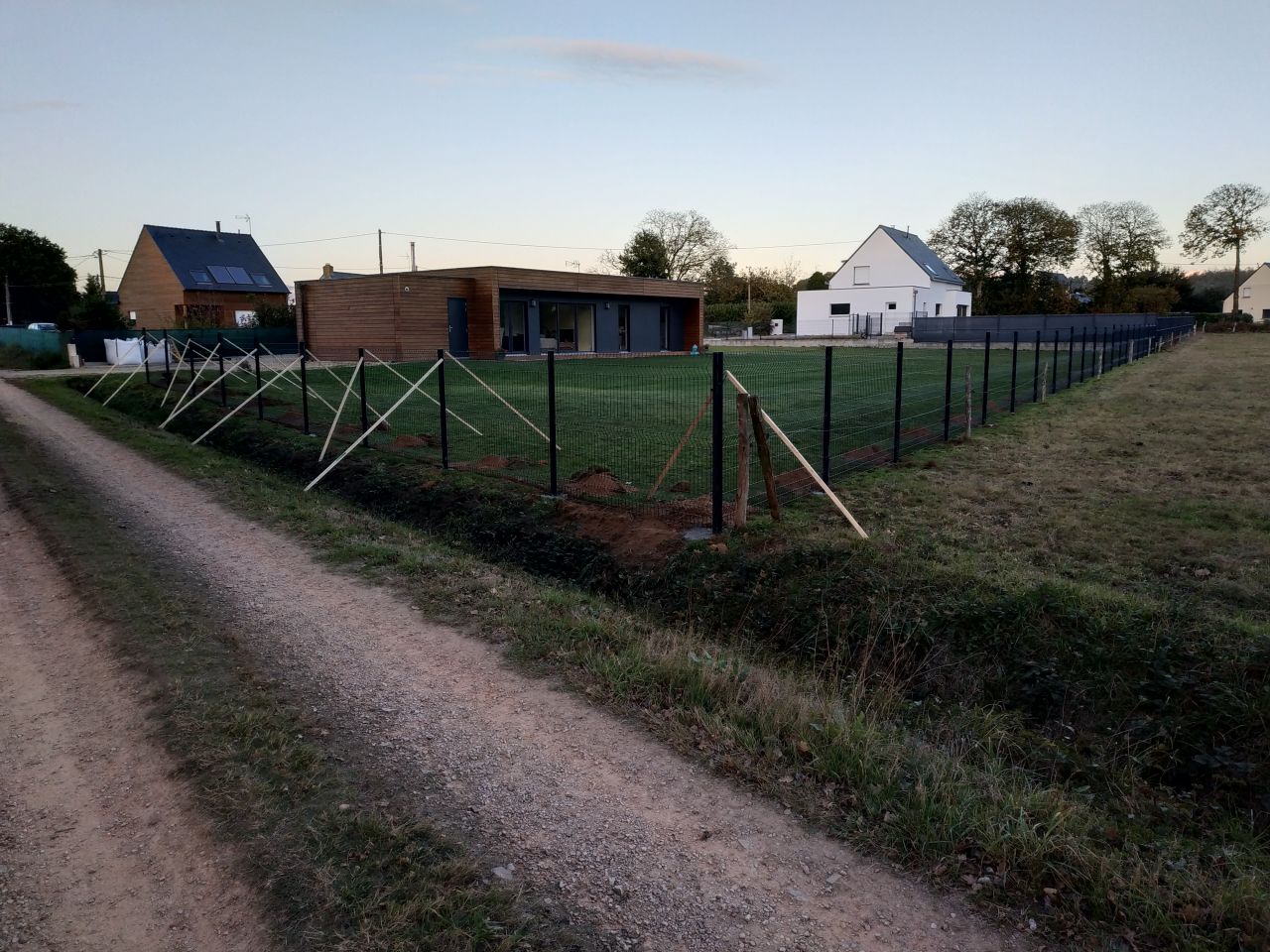 Fin de pose clture rigide - le reste (3 panneaux + portail coulissant) sera pos dans le courant de l'anne