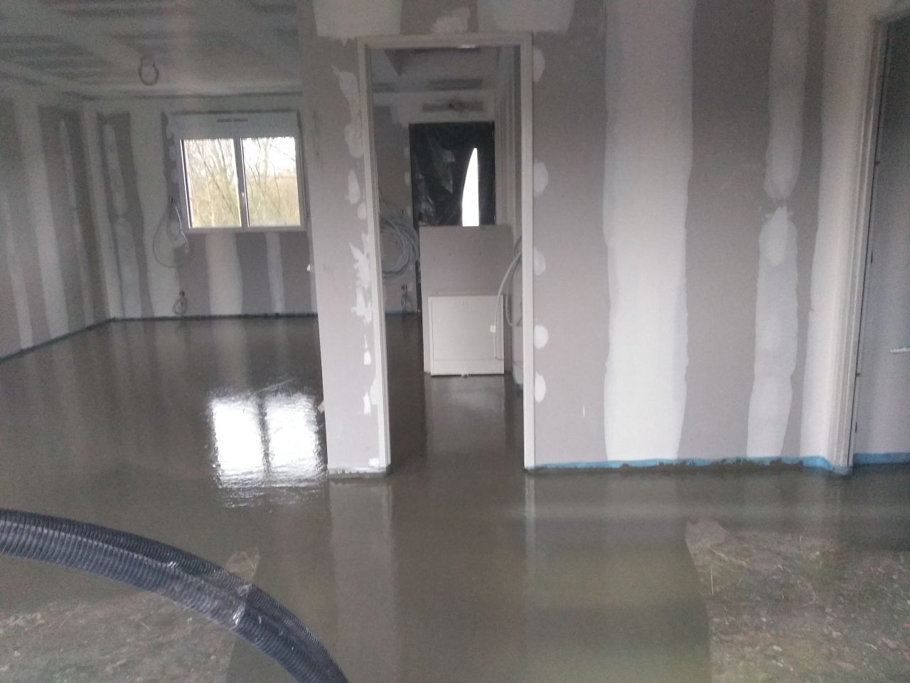 Plancher chauffant coulé (à base de ciment)