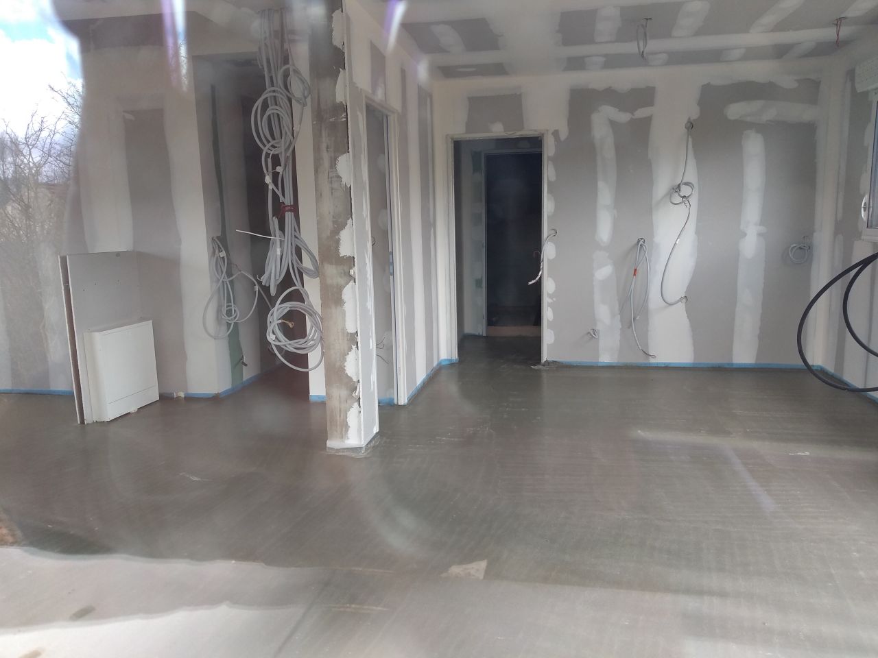 Chape du RDC coulée hier. En cours de durcissement.