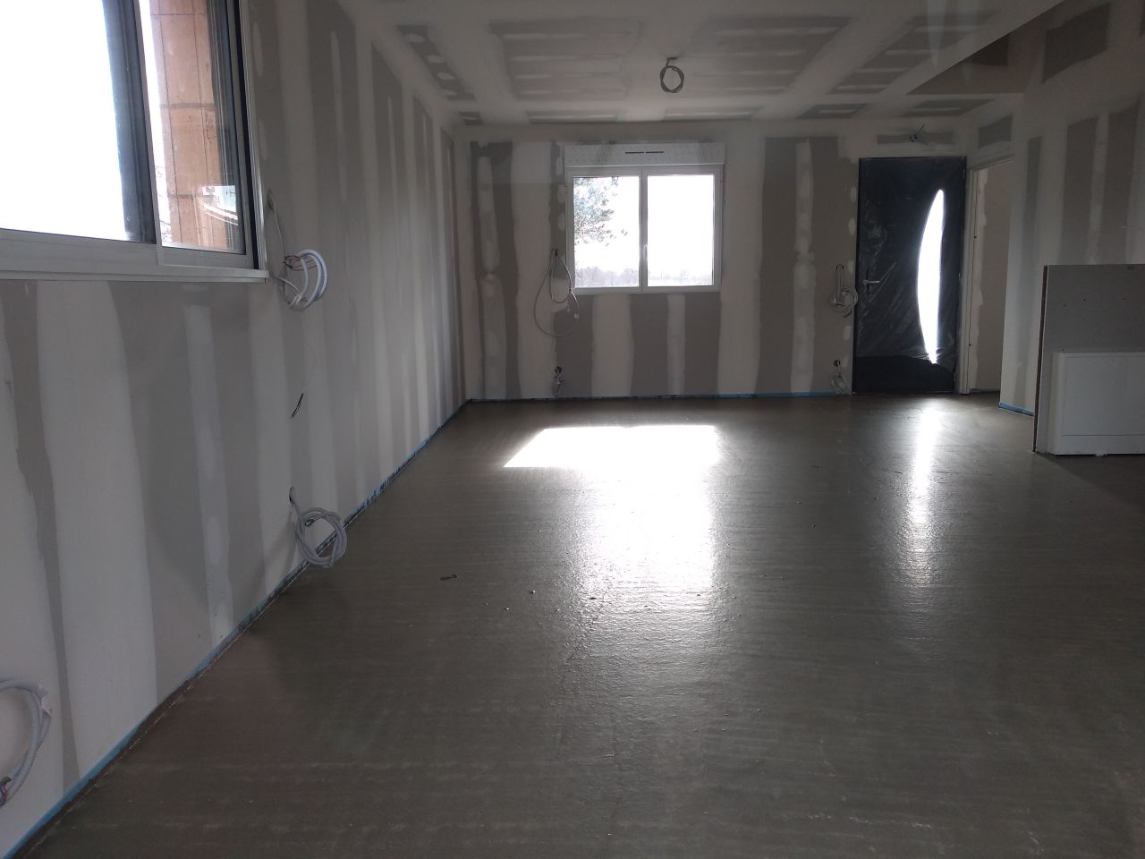 Chape du RDC coulée hier. En cours de durcissement.