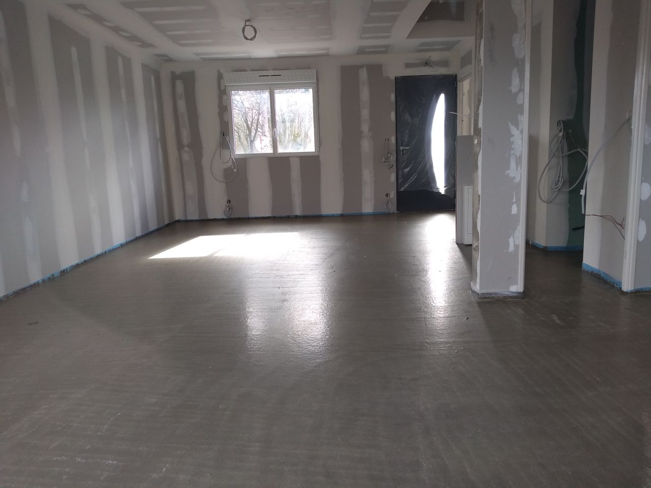 Chape du RDC coulée hier. En cours de durcissement.