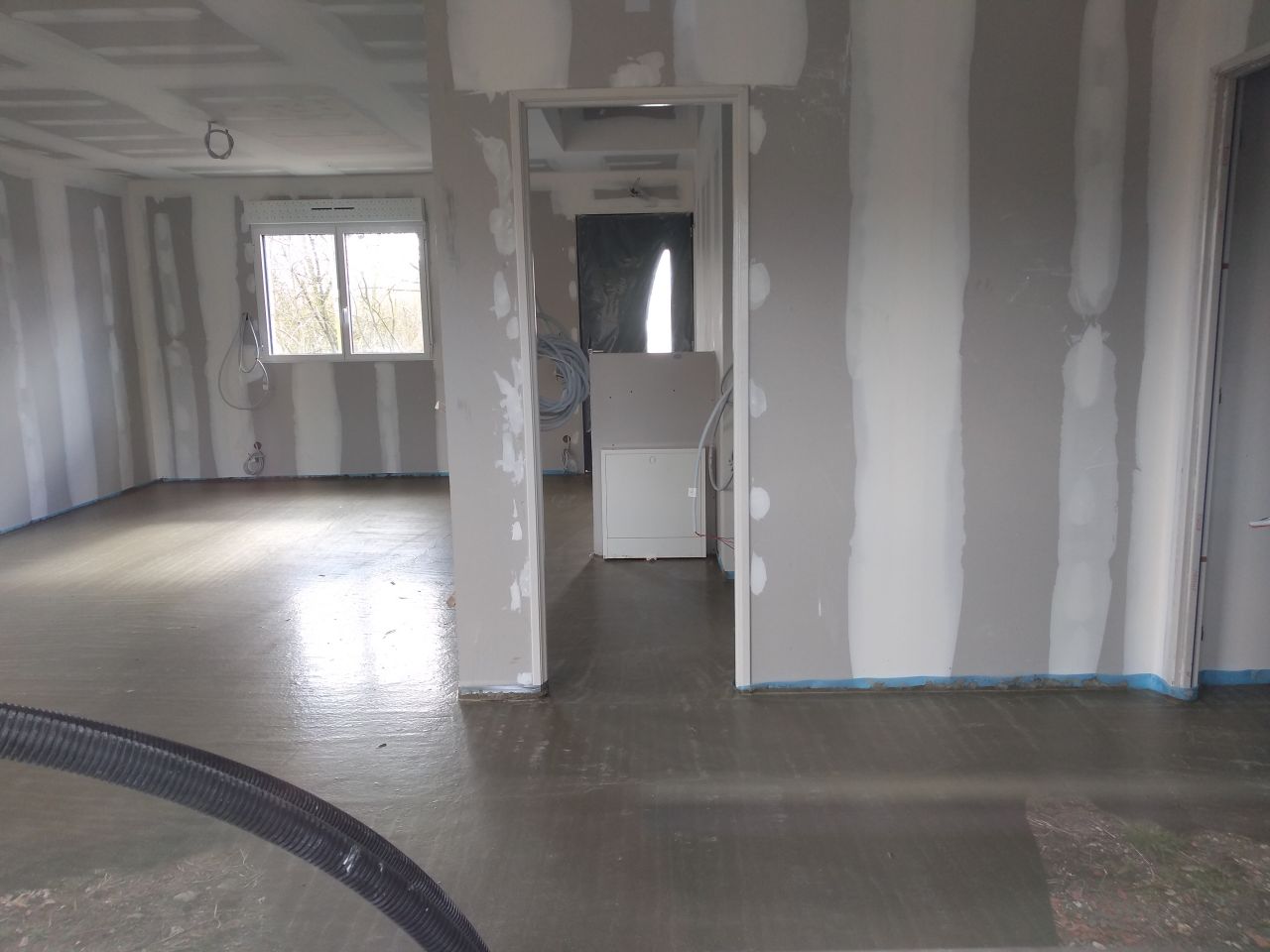 Chape du RDC coulée hier. En cours de durcissement.
