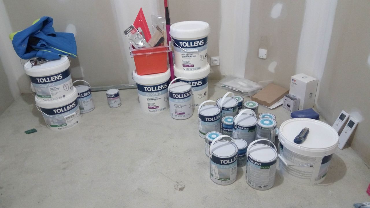 Une partie de la peinture qui va être utilisée