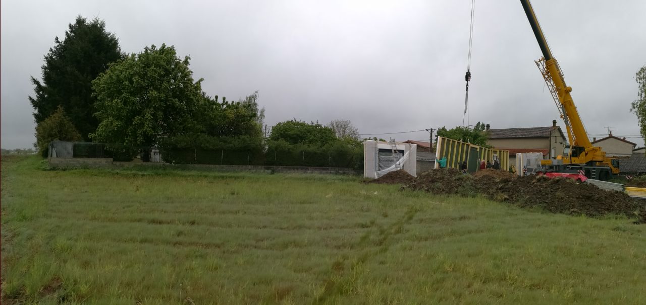 Montage des murs de la maison ossature bois