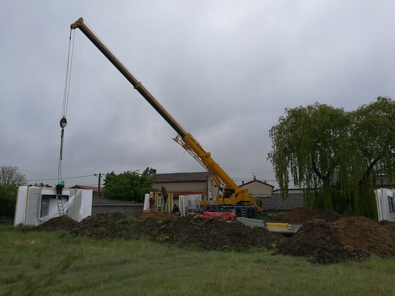 Montage des murs de la maison ossature bois (en cours de montage)