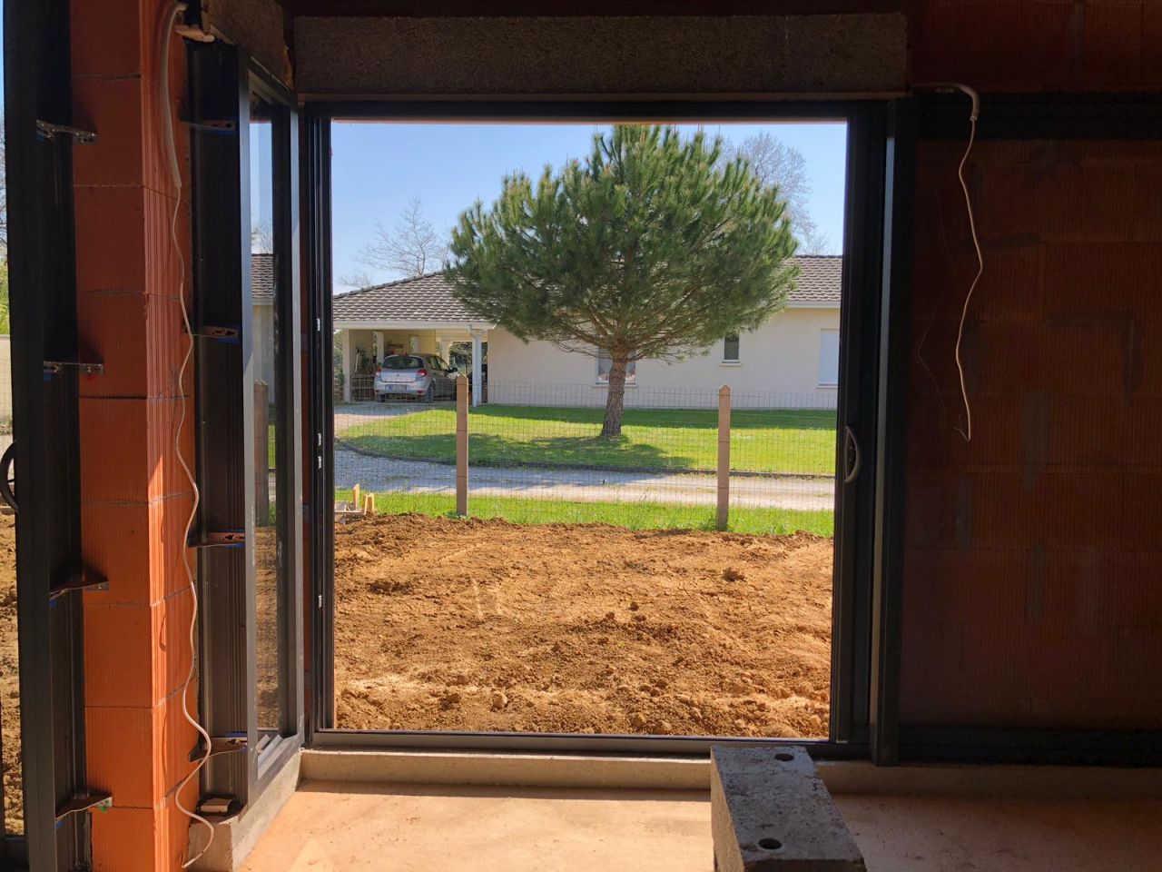 Vue de la chambre avec une baie vitrée de 2m à galandage