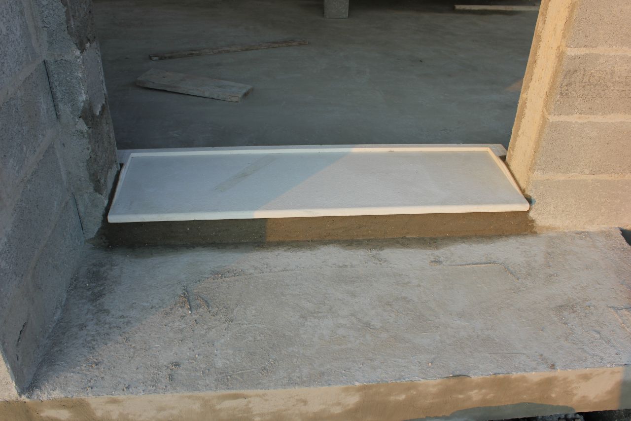 Seuil de porte en béton lisse blanc